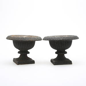 TRÄDGÅRDSURNOR, ett par, gjutjärn, 1900-tal.