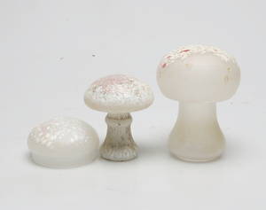 KONSTGLAS, 3 delar, svampar, glas, bland annat Monica Backström, Boda, 1900-tal.