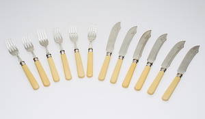 FISKBESTICK, 12 st, sterling silver, nysilver samt bakelit, troligen England, 1900-talets första del.