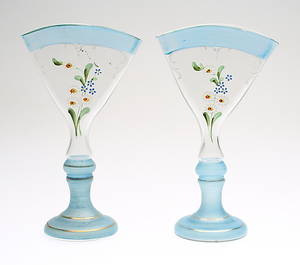 VASER, ett par, glas med handmålad dekor, 1800-tal.