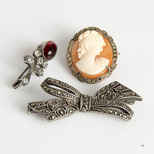 BROSCHER, 3 stycken, silver varav en camé.