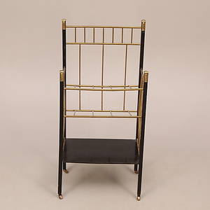 TIDNINGSHYLLA, svart trästomme, fyra hjul, 1900-tal.