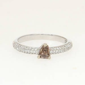 RING, 18K vitguld med diamanter, totalt ca 0,70 ct. Vikt 2,7 g.
