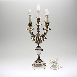 BORDSLAMPA, mässing och marmor, 1900-talets andra hälft.