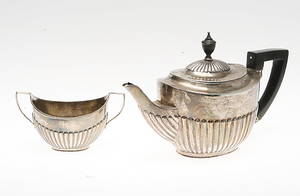 TEKANNA samt SOCKERSKÅL, silver, England, 1900-tal, vikt 631 gram.