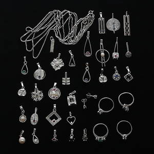 SMYCKEN, 39 delar, silver med slipade stenar samt odlade pärlor, 1900-talets andra hälft.