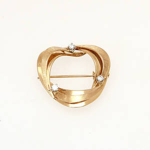 BROSCH, 18 k rödguld med 3 diamanter, totalt ca 0,21 ct. Vikt 8,2 g.