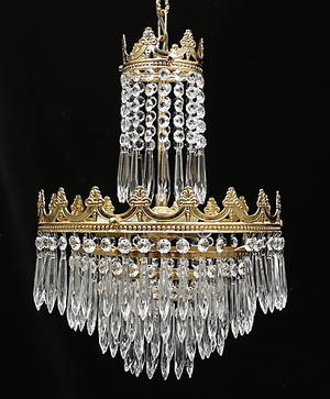 TAKLAMPA, med prismor, 1900-talets andra hälft. Höjd ca. 40 cm.