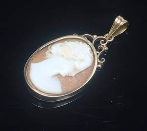 HÄNGE, camé, guld, 18 K, vikt 5,32 gram.