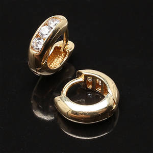 ÖRHÄNGEN, 18K i gulguld med 6 cubic zirkoner, totalvikt 3,01 gram.