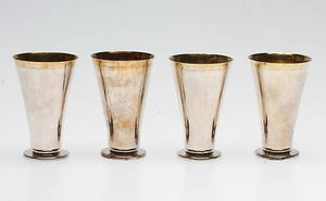 SNAPSGLAS, 4 st, silver, Louise Viktorssons Guldsmedsv, Örebro 1972, vikt ca. 203,2 gram.
