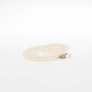 PÄRLCOLLIER, 2 st, lås i vit- samt gulmetall.