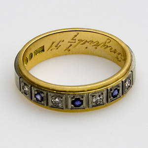 ALLIANSRING, 18K röttvitt-guld med diamanter och safirer.