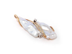 ANHÄNGER. Süßwasserperle, 2 Brillanten ca. 0,03 ct, 585er Gelbgold ca. 7,1 g.