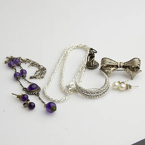 BROSCHER, HALSBAND SAMT ÖRHÄNGEN, silver.