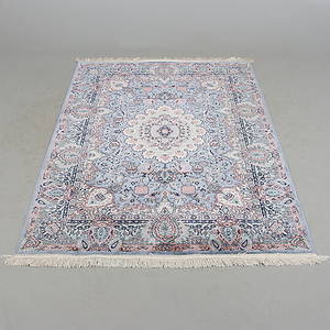 MATTA, silkesimitation, maskinvävd, 1900-tal. 171 cm x 129 cm.