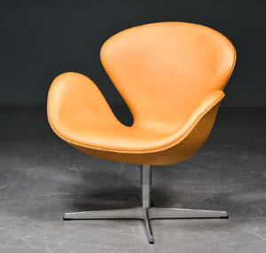 Arne Jacobsen. Svanen. Lænestol, vegatabilsk læder