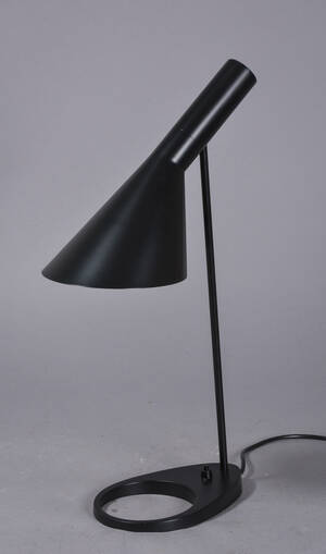 Arne Jacobsen. AJ bordlampe, af sortlakeret metal 