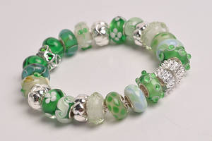 Charlotte Borgen armbånd med 23 beadscharms i grønne nuancer