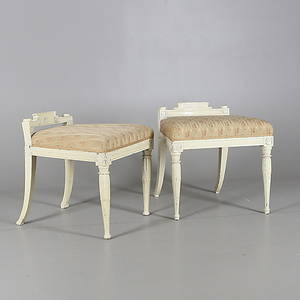 TABURETTER, ett par, gustavianskt, Stockholms stolmakarämbetets sigill. 1700-tal.