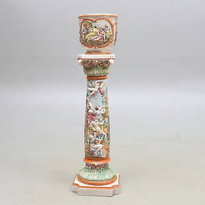 PIEDESTAL, med ytterfoder, majolika, 1900-tal.