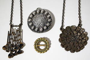 HÄNGE OCH BROSCHER, ,bl.a  brons Finland.