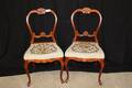 2 STILSTOLAR, BRODERADE SITSAR