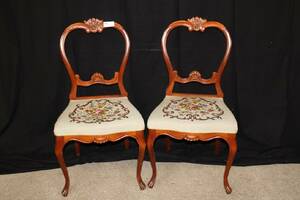 2 STILSTOLAR, BRODERADE SITSAR