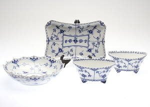 SKÅLAR samt FAT, 4 delar, Musselmalet, helblond, Royal Copenhagen, Danmark.