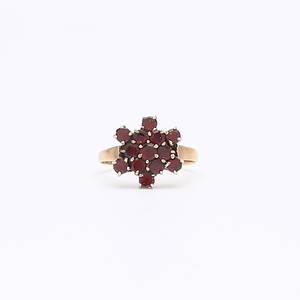 RING, 18K guld samt silver, med granater. Totalvikt ca 2,3 g.
