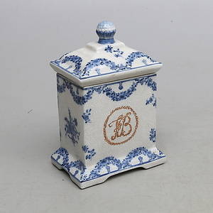 BURK MED LOCK, keramik, Kina, 1900-talets andra hälft.