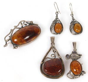 Ravsmykker. Vedhæng, øreklips og broche 5