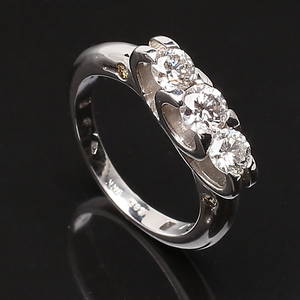 RING i 14 K vitguld med diamanter 0,70 ct.