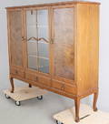 VITRINSKÅP samt SKÄNK, tidigt 1900-tal.