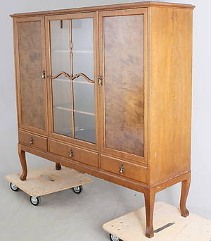VITRINSKÅP samt SKÄNK, tidigt 1900-tal.