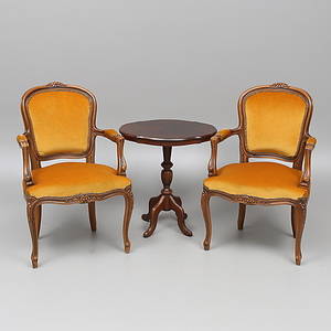 KARMSTOLAR, ett par samt PELARBORD, rokokostil, 1900-talets mitt.