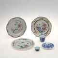 TALLRIKAR, 3 st, KOPPAR, 2 st samt FAT, porslin, Kina, 1700- samt 1800-tal.