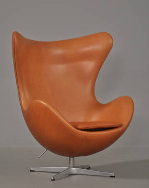 Arne Jacobsen 1902 - 1971. Ægget med cognacfarvet Range Aniline læder