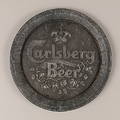 VÄGGPLAKETT, metall, märkt Calsberg Beer.