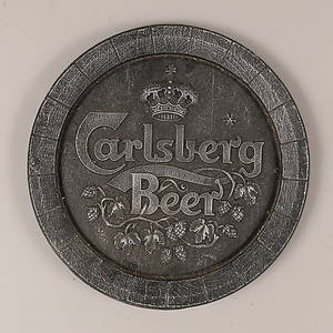 VÄGGPLAKETT, metall, märkt Calsberg Beer.