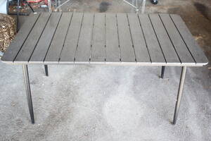 Trädgårdsbord i plast och metall