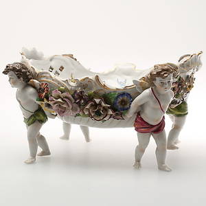 SKÅL PÅ FOT, porslin, 1900-talets första hälft.