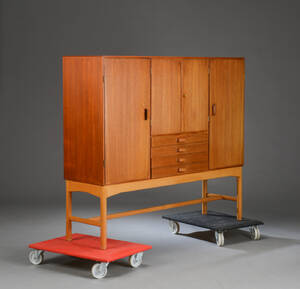 Møbelproducent. Høj skænk af teak og bøgetræ Denne vare er sat til omsalg under nyt varenummer 4348556