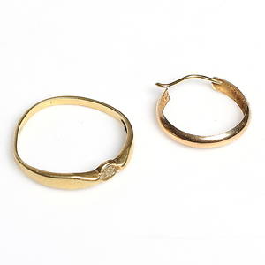 RING och ÖRHÄNGE, 2 delar, 18k guld, 1900-tal. Vikt 2 gram.