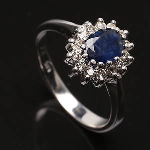 RING i 14K vitguld med safir och diamanter 0,20 ct.