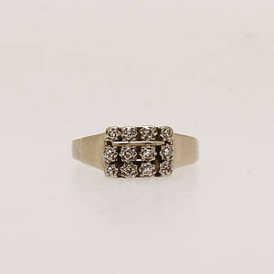 RING, 18k vitguld med små diamanter, totalt ca 0,10 ct, vikt ca 3,2 gram.