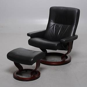 SKINNFÅTÖLJ MED FOTPALL.