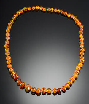 Halskæde af rav, ca. 105 gram. 