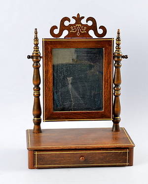 LÅDSPEGEL, trä, 1900-tal.