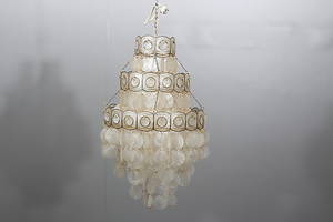 TAKLAMPOR OCH LJUSHÅLLARE, gulmetall och snäckskal, 4 delar, 1900-talets andra hälft.